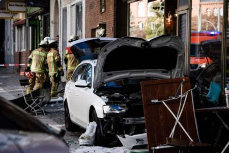 Γερμανία : Οδηγός έπεσε με ΙΧ σε καφέ του Βερολίνου – Αρκετοί τραυματίες
