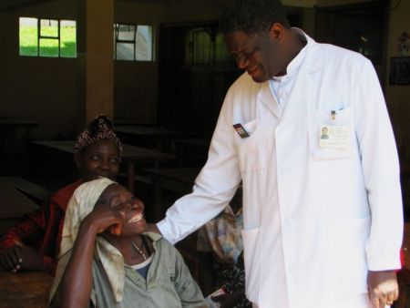 Στο χειρουργείο έμαθε για το Νόμπελ Ειρήνης ο Ντένις Μουκουέγκε