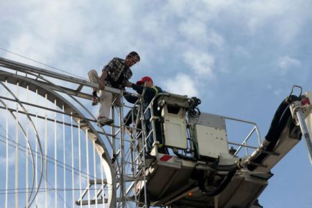 Αίσιο τέλος με τον άνδρα που απειλούσε να αυτοκτονήσει στην Ομόνοια