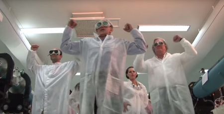 Αμφιλεγόμενο βίντεο από τον νικητή του Νόμπελ Φυσική