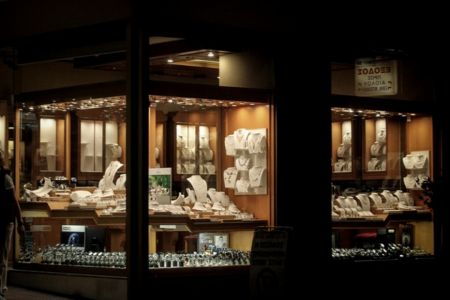 Η στιγμή της ληστείας στο κοσμηματοπωλείο της Αθήνας (video)