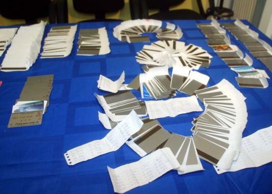 Σπείρα που δημιουργούσε πιστωτικές κάρτες – κλώνους συνέλαβε η ΕΛ.ΑΣ.