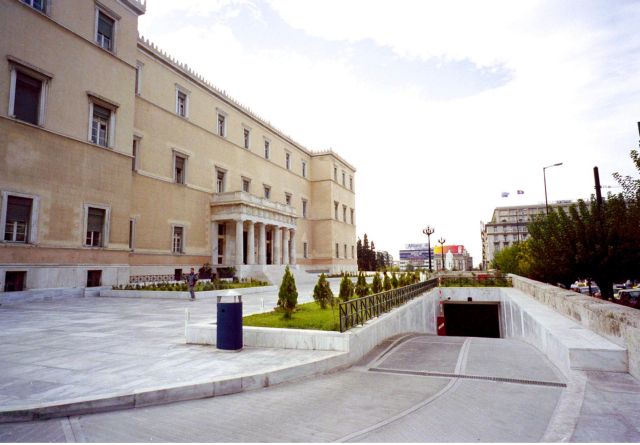 Τη βοήθεια ψυχιάτρου ζήτησε ο οδηγός που εισέβαλε στη Βουλή