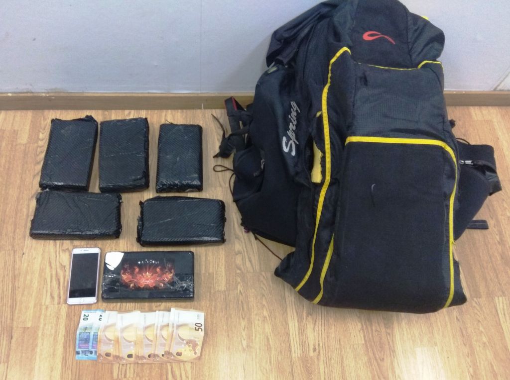 Συνελήφθη 25χρονη με 6 κιλά κοκαΐνης – Τα είχε κρυμμένα σε αλεξίπτωτο πλαγιάς