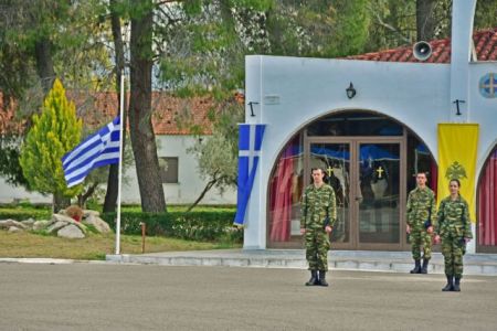 Μεσίστιες οι σημαίες στις μονάδες της Λέσβου προς τιμήν του Κυρ. Παπαδόπουλου