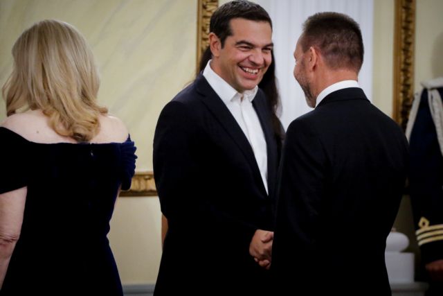 Η χειραψία Τσίπρα – Στουρνάρα «έκλεψε» τις εντυπώσεις στο Προεδρικό Μέγαρο