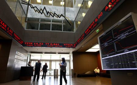 Σεισμικές δονήσεις στα διεθνή χρηματιστήρια με οδηγό το μίνι κραχ της Wall Street – Αναταράξεις και στο Χ.Α