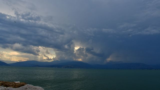 Καιρός: Τοπικές βροχές θα εκδηλωθούν στα ανατολικά και βόρεια