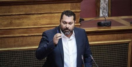Βουλή: Η …μπάλα στην εξέδρα από τον Κρέτσο για τις καταγγελίες περί ΕΡΤ