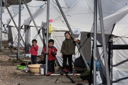 Παραμένουν υπεράριθμοι οι πρόσφυγες στις δομές των Ενόπλων Δυνάμεων