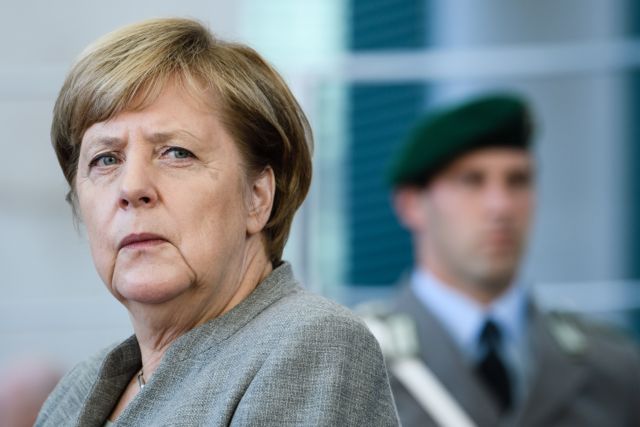 Σόιμπλε: Δεν αμφισβητείται η Μέρκελ