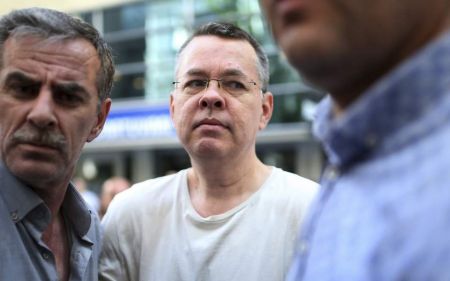 Μπράνσον: Στη Γερμανία προσγειώθηκε το αεροσκάφος που μεταφέρει τον αμερικανό πάστορα