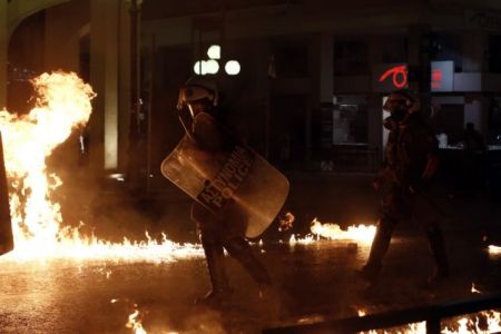 Επίθεση με μολότοφ στο αστυνομικό τμήμα Ομονοίας