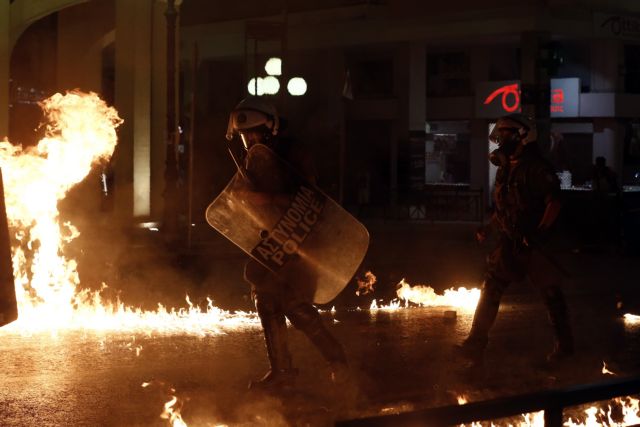 Επίθεση με μολότοφ στο αστυνομικό τμήμα Ομονοίας | tovima.gr Επίθεση με μολότοφ στο αστυνομικό τμήμα Ομονοίας | tovima.gr