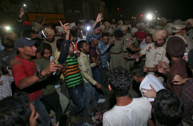 Ινδία: Τραγωδία με 50 νεκρούς σε γιορτή ινδουιστών που παρασύρθηκαν από τρένο