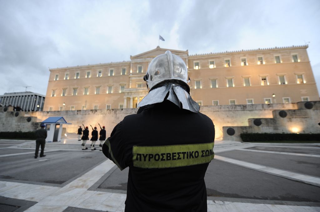 Ψαλιδισμένα τα αναδρομικά ενστόλων, ειδικών μισθολογίων