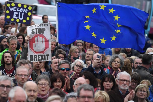 Exit Brexit διαδήλωσαν χιλιάδες πολίτες στο Λονδίνο | tovima.gr