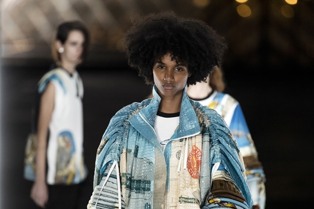 Ρούχα από δεύτερο χέρι αγοράζουν οι Γάλλοι