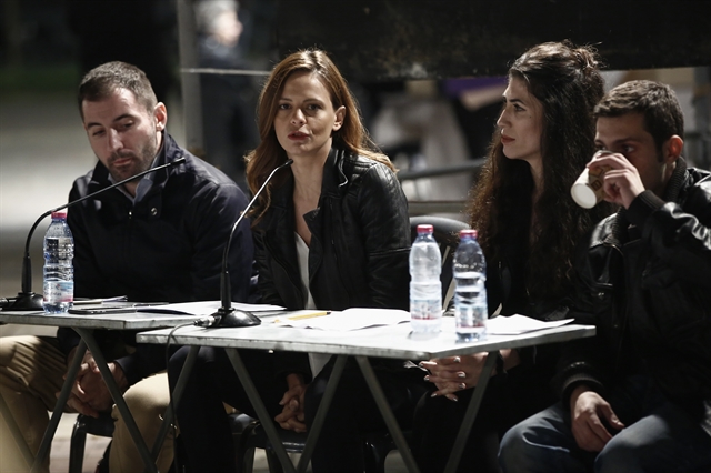 Επανασύνδεση με τον λαό με αμάνικο μπουφάν