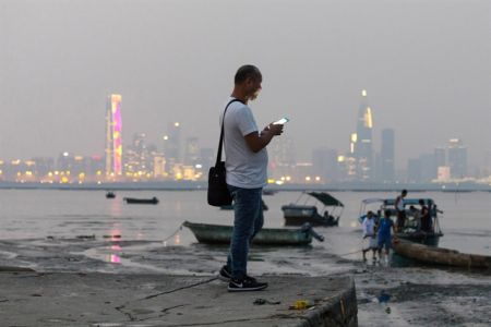 Online 5 δισεκατομμύρια άνθρωποι στον πλανήτη