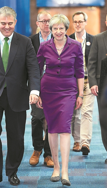 Η Μέι επέζησε, η συμφωνία παραπαίει