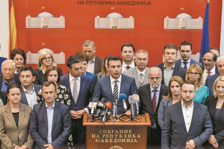 Προχωρεί ο Ζάεφ, «εμφύλιος» στην αντιπολίτευση