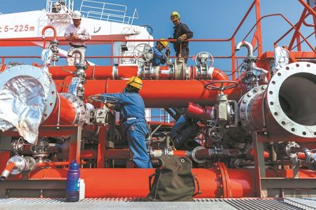 Δασμοί και επιτόκια θα «στραγγίξουν» οικονομίες και νοικοκυριά