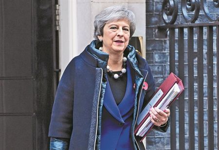 Εκβιασμοί Μέι για τα σύνορα με Ιρλανδία