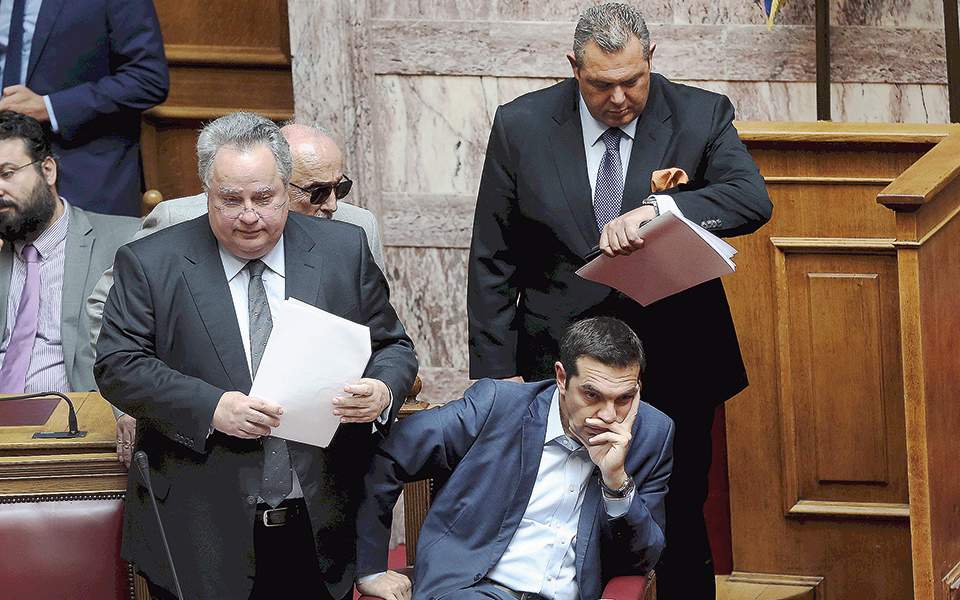 Ο Τσίπρας δυσκολεύεται να ισορροπήσει στο σχοινί που τεντώνουν Κοτζιάς-Καμμένος