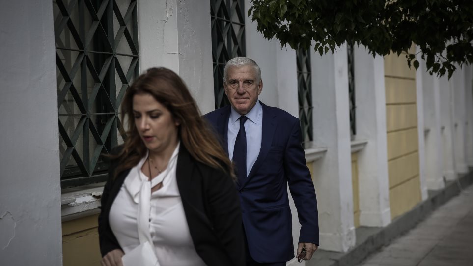 Απολογείται η σύζυγος Παπαντωνίου – Για την προφυλάκιση ή μη τους ζεύγους θα αποφανθούν οι ανακριτές