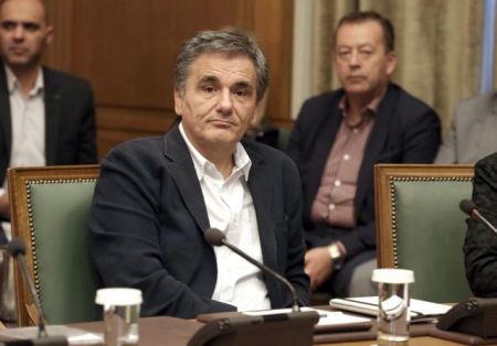 Tsakalotos gives pay raises to finance ministry employees