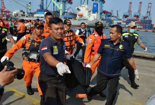 Τραγωδία στην Ινδονησία: «Πιθανότατα νεκροί και οι 189 επιβαίνοντες του μοιραίου Boeing» | tovima.gr