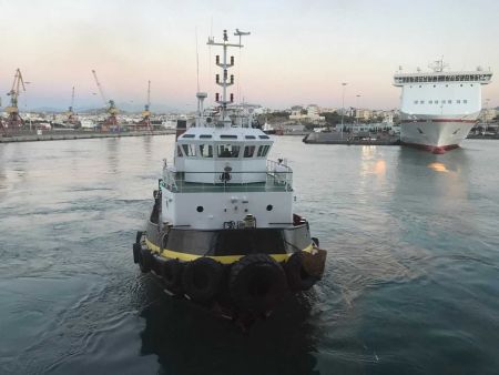 Σαντορίνη: Σε εξέλιξη η επιχείρηση αποκόλλησης του φορτηγού πλοίου «Νέαρχος»