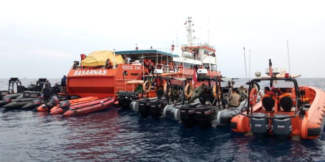 Η Ινδονησία στη «μάχη» της ανεύρεσης των μαύρων κουτιών του μοιραίου Boeing 737