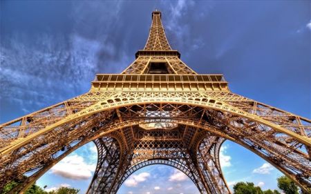 Γαλλία : Στο σφυρί τμήμα από τη σκάλα του Πύργου του Αϊφελ