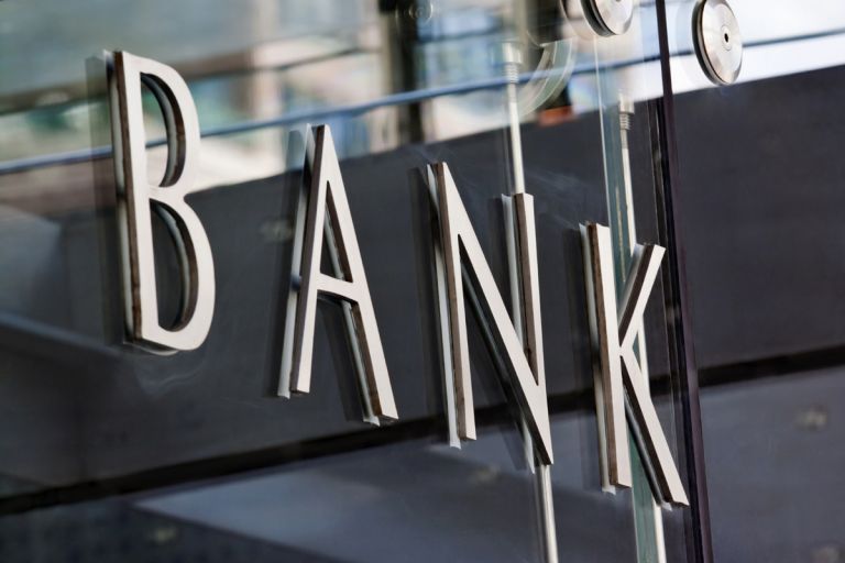 Τρόπους για να μειώσουν τα έξοδα λειτουργίας αναζητούν οι τράπεζες