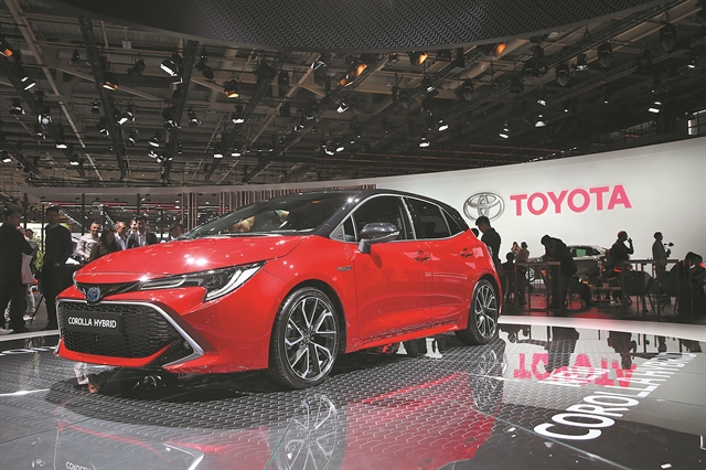 Σκιές πάνω από την Πόλη του Φωτός