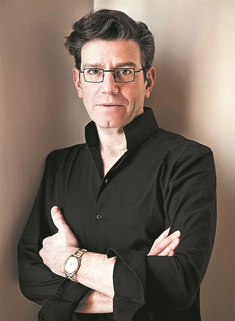 Ρόμπερτ Κάρσεν : «Η “Οπερα του ζητιάνου” είναι ένα jukebox μιούζικαλ»