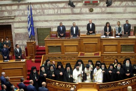 Τα συλλυπητήρια, ο αγιασμός και ο εκ δεξιών του Τσίπρα