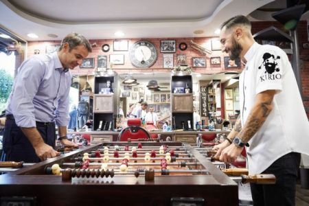 Μητσοτάκης: Βόλτα και καφές στο Μοσχάτο