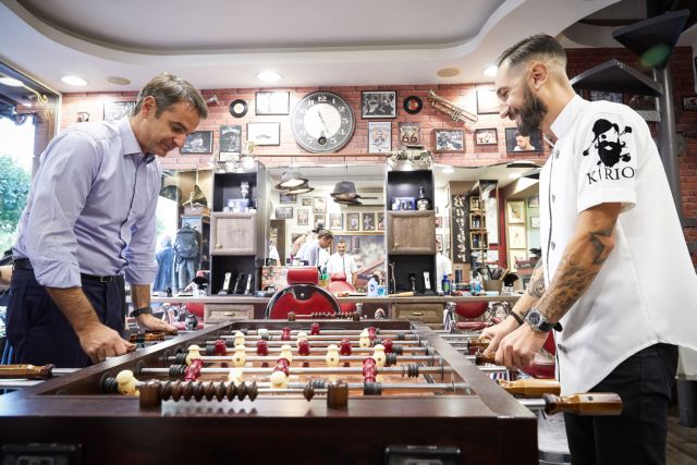 Μητσοτάκης: Βόλτα και καφές στο Μοσχάτο