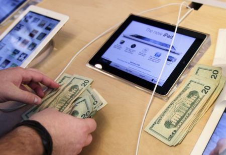 Πέφτουν οι πωλήσεις σε κινητά και tablets