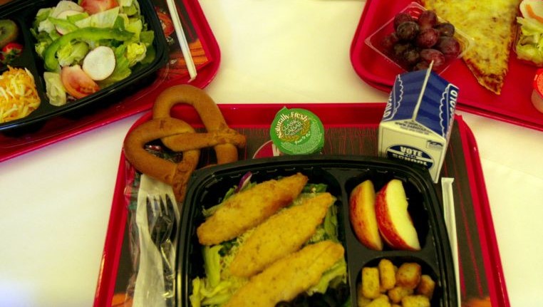 Διανομή ζεστών γευμάτων στα σχολεία από σήμερα Δευτέρα
