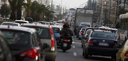 Κυκλοφοριακό έμφραγμα στο κέντρο της Αθήνας από λάδια που χύθηκαν από φορτηγό