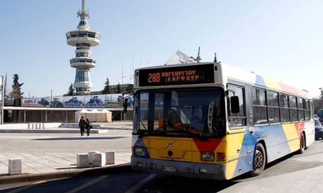 Πάνω σε σταθμευμένα αυτοκίνητα έπεσε λεωφορείο του ΟΑΣΘ