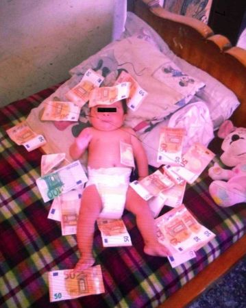 Θέλουν να κρυφτούν και η χαρά δεν τους αφήνει – επιδεικνύουν όπλα και κλοπιμαία στο δυαδίκτυο