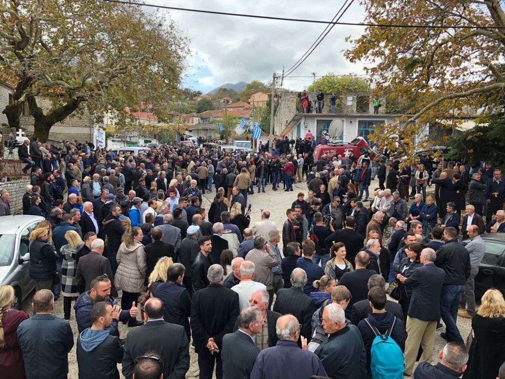 Με πλήθος κόσμου να συρρέει στους Βουλιαράτες ξεκίνησε η κηδεία Κατσίφα