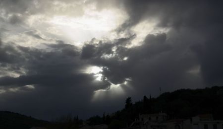 Σύννεφα και ασθενείς τοπικές βροχές τα χαρακτηριστικά του καιρού