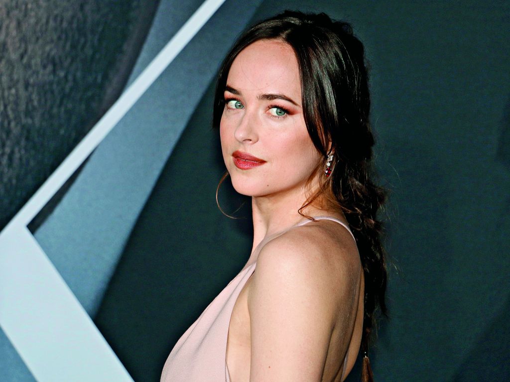 Ντακότα Τζόνσον : «Ανδρες και γυναίκες θα πρέπει να αντιμετωπίζονται το ίδιο. Τελεία και παύλα»