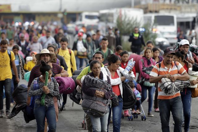 Συνεχίζει το δρόμο προς τις ΗΠΑ το «καραβάνι» των μεταναστών